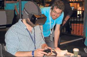 Un joven prueba un dispositivo Oculus Rift en el evento de desarrolladores de software. Foto: EFE