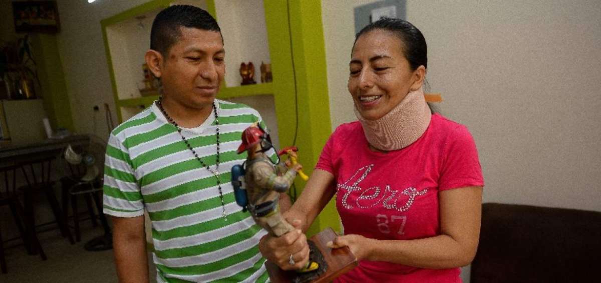 Vanessa y Segundo fueron rescatados de entre los escombros. Est&aacute;n agradecidos con los bomberos de Quito, sobre todo con el jefe de la instituci&oacute;n, por la imagen que les obsequi&oacute;.