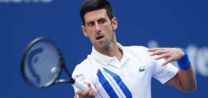 Djokovic es descalificado del US Open por un pelotazo a una juez de l&iacute;nea