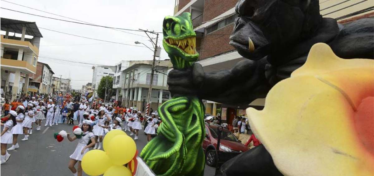 Los miembros de las asociaciones 6 de Marzo, y Monigotes solidarios inauguraron la venta con un desfile.