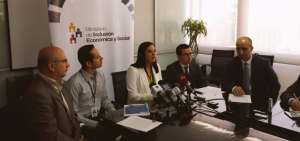 La viceministra Pamela Falcon&iacute; se&ntilde;al&oacute; a los beneficiarios que el proceso "es permanente y gratuito".