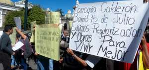 Habitantes del sector 15 de Julio se congregaron ayer frente al Palacio Municipal capitalino.