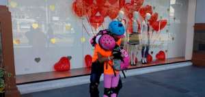 Los quite&ntilde;os celebran San Valent&iacute;n con flores y deporte