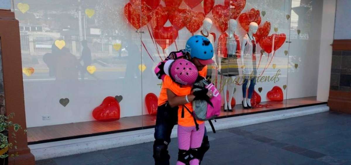 Los quite&ntilde;os celebran San Valent&iacute;n con flores y deporte