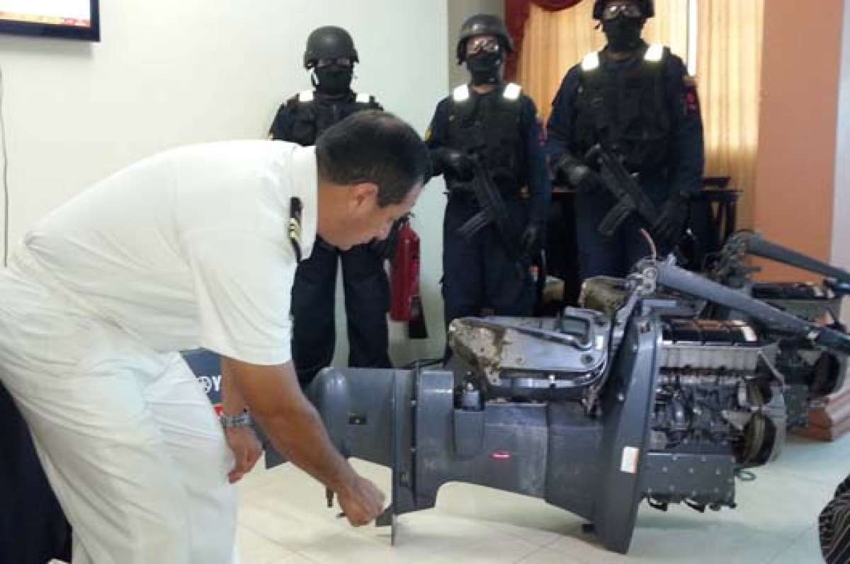 Motores recuperados por la Capitan&iacute;a del Puerto en la ciudad de Machala. Los pescadores denuncian los constantes robos en alta mar. Foto: Fabricio Cruz