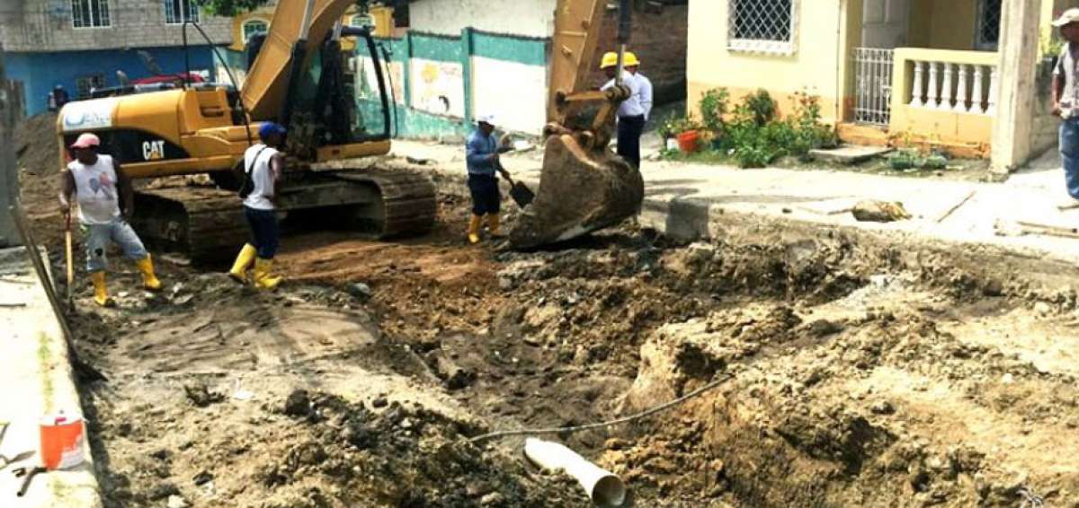 El Municipio de Esmeraldas realiza el cambio de tuber&iacute;a en diversas calles de la ciudad.