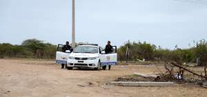 Polic&iacute;as permanecen en los terrenos en disputa. Un agente indic&oacute; que su presencia previene enfrentamientos.