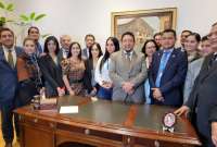 Virgilio Saquicela (centro), ya en el despacho de la presidencia de la Asamblea Nacional