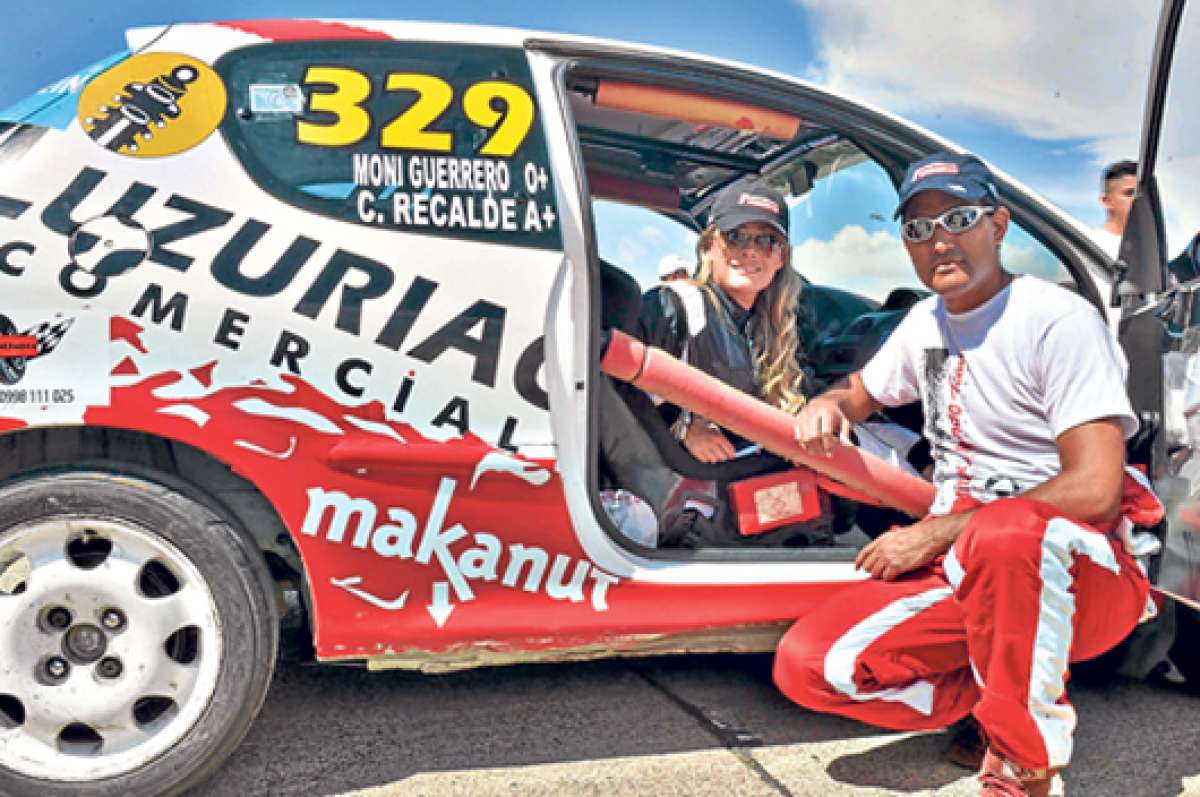 La copiloto M&oacute;nica Guerrero y el piloto Carlos Recalde conforman el Mitad del Mundo Team que participa en la Vuelta Automovil&iacute;stica con un Peugeot 206. Foto: Santiago Aguirre / El Tel&eacute;grafo.