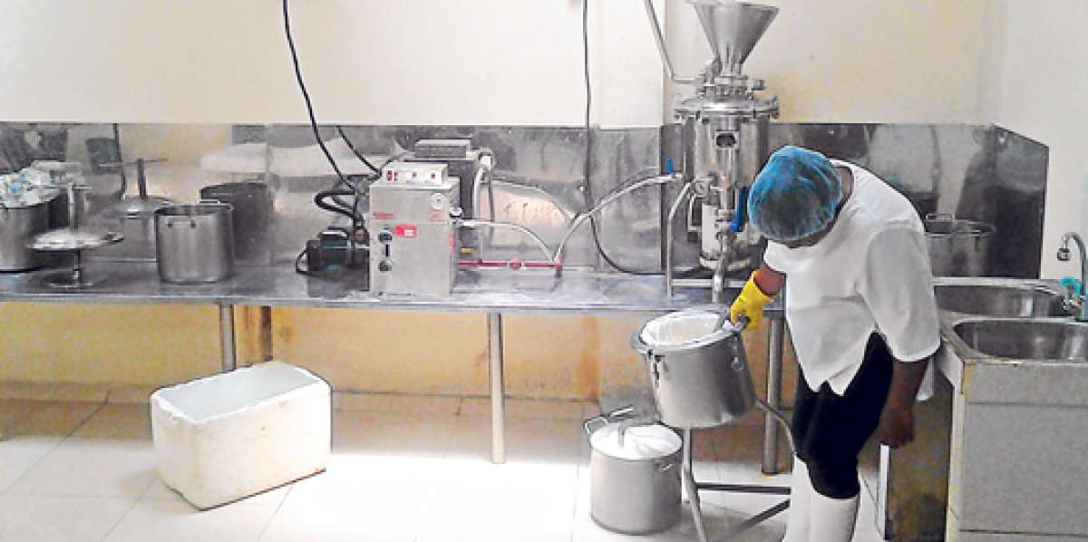 El funcionamiento de la vaca mec&aacute;nica arranca con la cocci&oacute;n y luego trituraci&oacute;n del grano de soya. Foto: Diana Holgu&iacute;n / El Tel&eacute;grafo