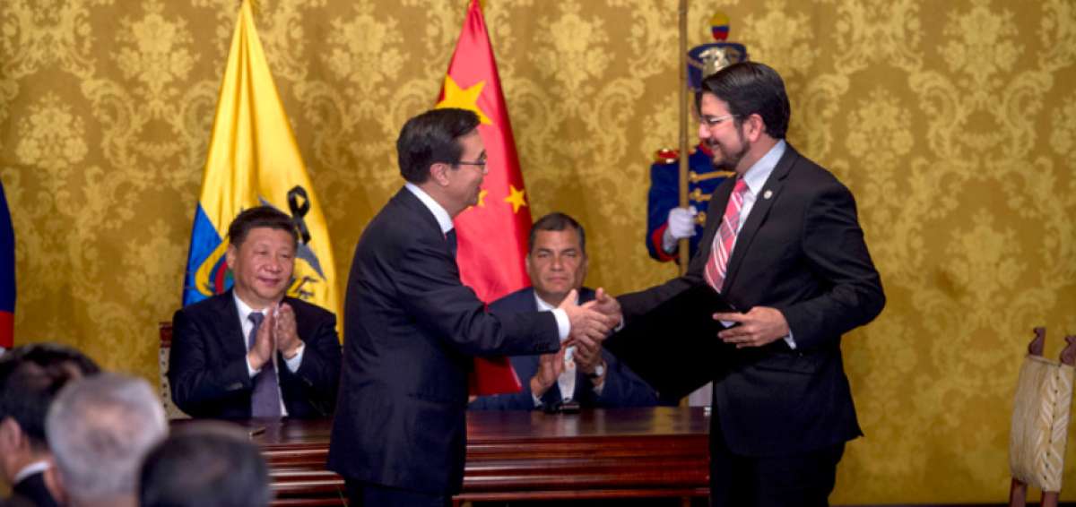 Los presidentes de Ecuador y China, Rafael Correa y Xi Jinping, aplauden la firma de uno de los 11 convenios suscritos ayer en el Palacio de Carondelet, en Quito.