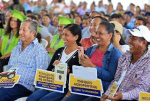 Maquinaria, t&iacute;tulos y financiamiento para productores en el Guayas