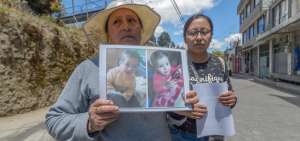  Familiares de Anah&iacute; Jazm&iacute;n repartieron volantes poco despu&eacute;s del rapto de la menor. 