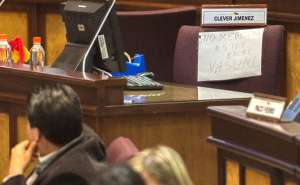 La curul de Cl&eacute;ver Jim&eacute;nez con una leyenda sobre el Yasun&iacute; en la sesi&oacute;n del pleno de ayer. Foto: Fernando Sandoval.