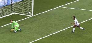 Carlos Vela convirti&oacute; el tanto mexicano desde el punto penal.