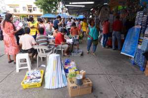 Vendedores de uniformes y mochilas esperan mayores ganancias por temporada escolar