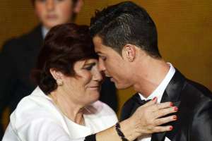 La madre de Cristiano Ronaldo es interceptada con 55.000 euros en su bolso