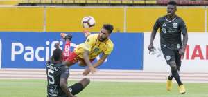 Maximiliano Barreiro (amarillo) anot&oacute; el gol de Aucas.