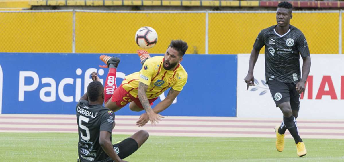 Maximiliano Barreiro (amarillo) anot&oacute; el gol de Aucas.