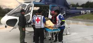 En un helic&oacute;ptero policial fue evacuado uno de los heridos en el accidente.