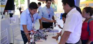Expositores de la Fundaci&oacute;n E-d&uacute;cate presentaron unos robots manejados v&iacute;a Bluetooth.