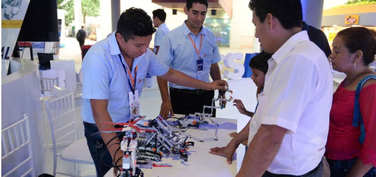 Expositores de la Fundaci&oacute;n E-d&uacute;cate presentaron unos robots manejados v&iacute;a Bluetooth.