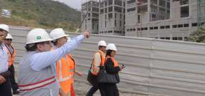 El presidente del Consejo Directivo del IESS, Richard Espinosa, recorri&oacute; el sitio donde se construye un hospital en Guayaquil.