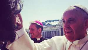 Rodrigo Santoro es bendecido por el Papa Francisco en pleno rodaje de Ben-Hur