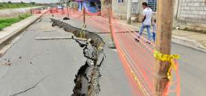En la calle 25 NO, en Basti&oacute;n Popular, apareci&oacute; una grieta cerca de un canal.