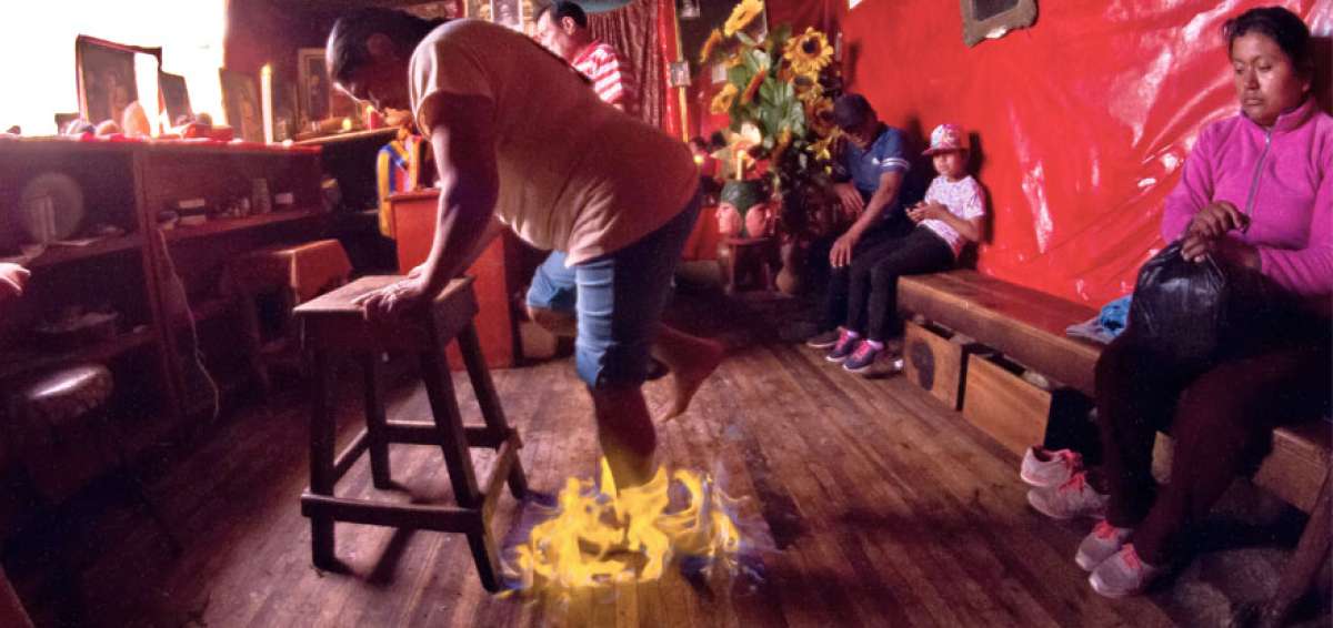 El licor usado en la limpia tiene alta concentraci&oacute;n alcoh&oacute;lica, por lo que la combusti&oacute;n es breve y no representa un riesgo. Es encendido en el tablado, sobre el cual la persona danza un par de segundos para alejar las malas energ&iacute;as.