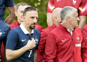 Frank Rib&eacute;ry (i.) qued&oacute; fuera del Mundial Brasil 2014 debido a una lesi&oacute;n en su espalda. Foto: AFP