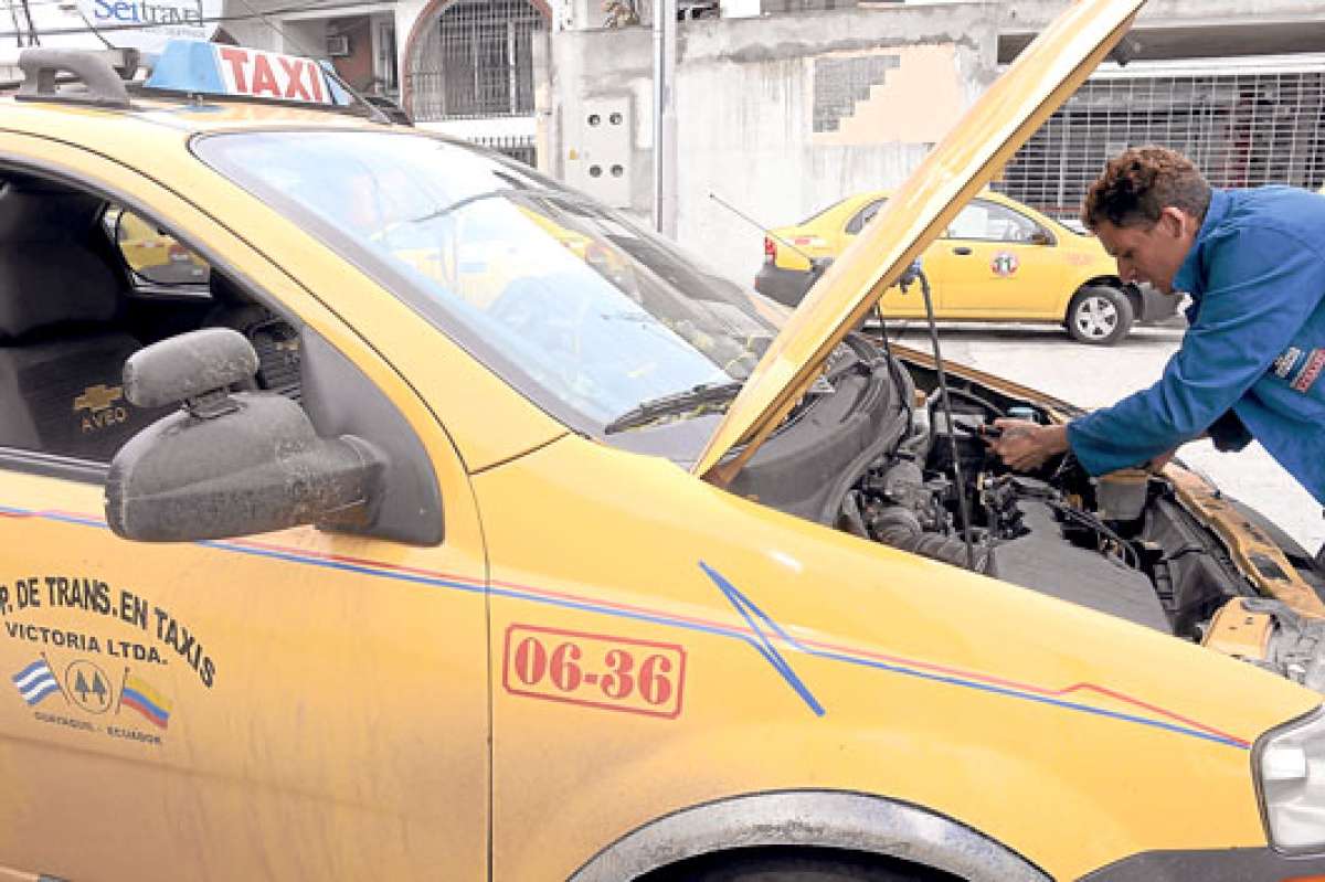 Wellington Obando instala entre 25 y 30 tax&iacute;metros diariamente en el local K. KRAAEE, ubicado en el norte de la ciudad. Foto: Miguel Castro |  El Tel&eacute;grafo