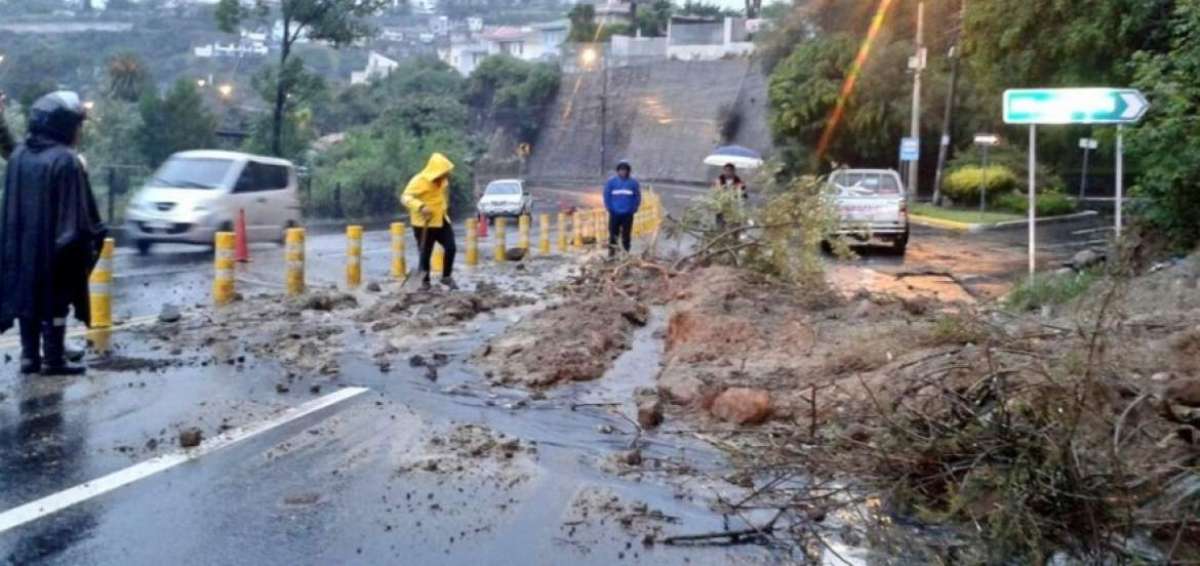 Lluvia volvi&oacute; a causar deslizamientos en Quito