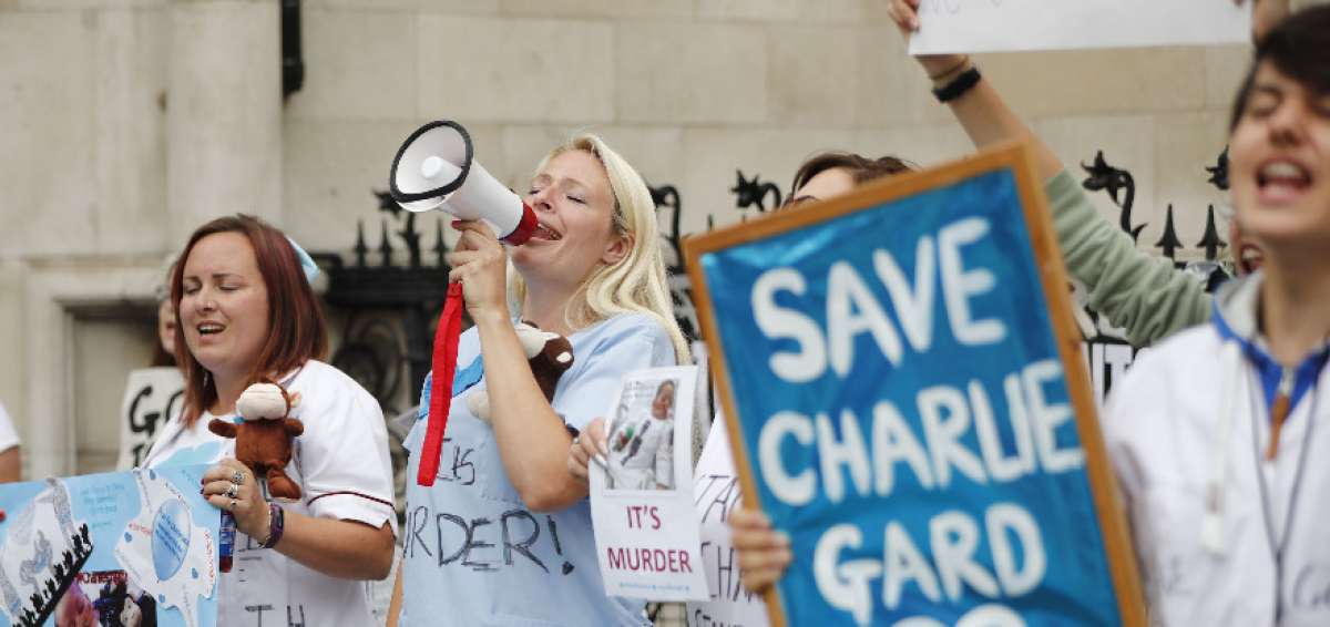 Padres de beb&eacute; brit&aacute;nico gravemente enfermo defienden permitirle seguir vivo