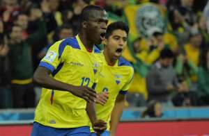 &Eacute;nner Valencia (izq.) y Christian Noboa anotaron ante los bolivianos y repetir&aacute;n como titulares en el equipo de Sixto Vizuete, ma&ntilde;ana frente a Brasil. Foto: Archivo.