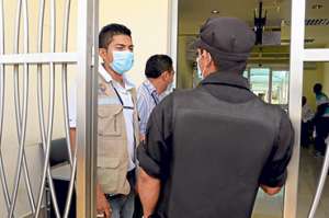 El Hospital de Infectolog&iacute;a atendi&oacute; a sus usuarios con normalidad. Deb&iacute;an presentar la c&eacute;dula y una cartilla. Foto: Eduardo Escobar / El Tel&eacute;grafo.
