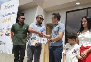 Noboa entrega 31 viviendas y anuncia seis dispensarios repotenciados en Santo Domingo