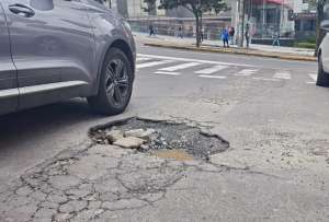 Baches en Quito reflejan el deterioro de la red vial de la ciudad.