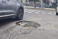 Baches en Quito reflejan el deterioro de la red vial de la ciudad.