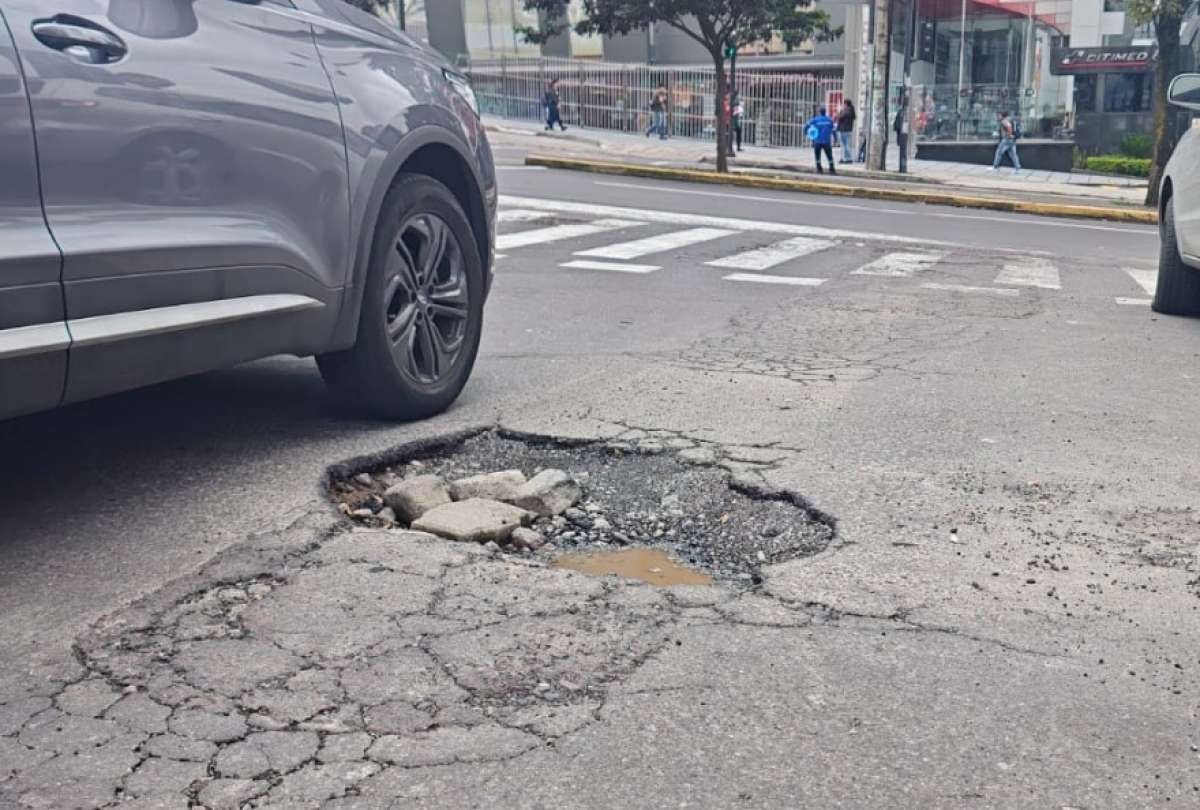 Baches en Quito reflejan el deterioro de la red vial de la ciudad.