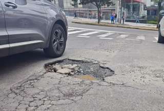 Baches en Quito reflejan el deterioro de la red vial de la ciudad.