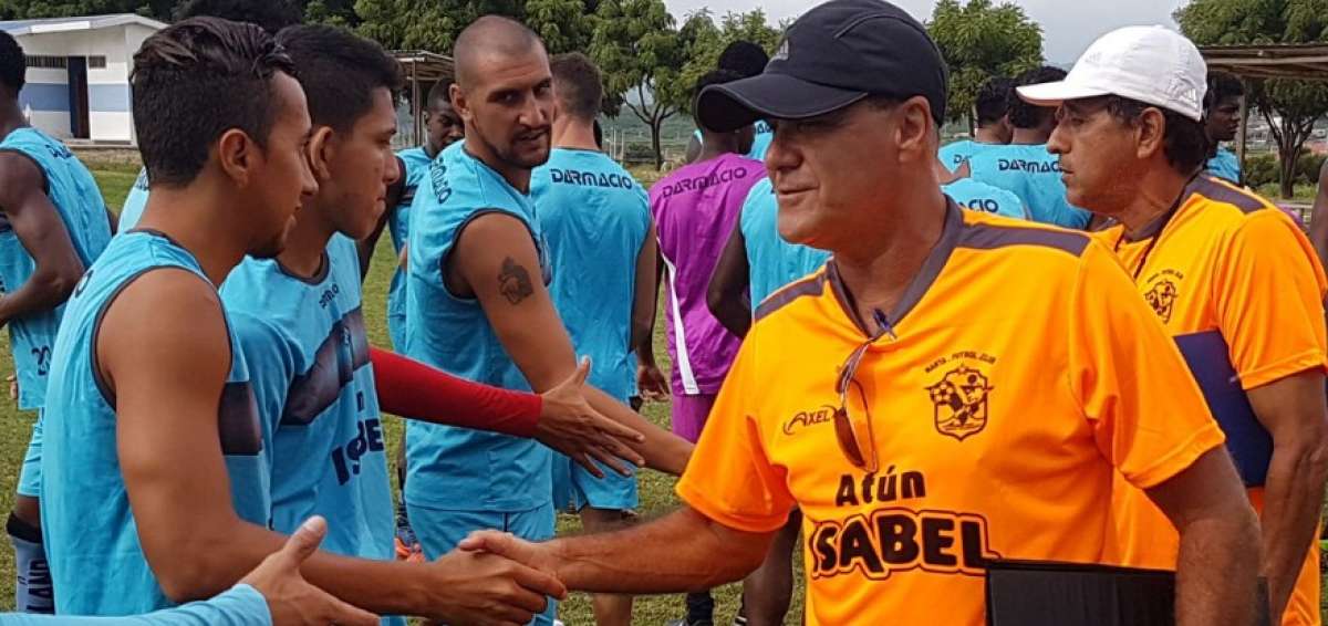 Janio Pinto asume en el Manta con la intenci&oacute;n de sacarlo a flote