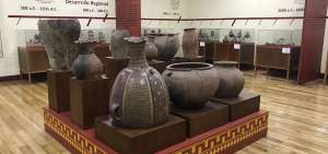 En la Biblioteca Aurelio Espinosa P&oacute;lit se encuentra tambi&eacute;n una colecci&oacute;n antropol&oacute;gica ecuatoriana y objetos de la &eacute;poca colonial.