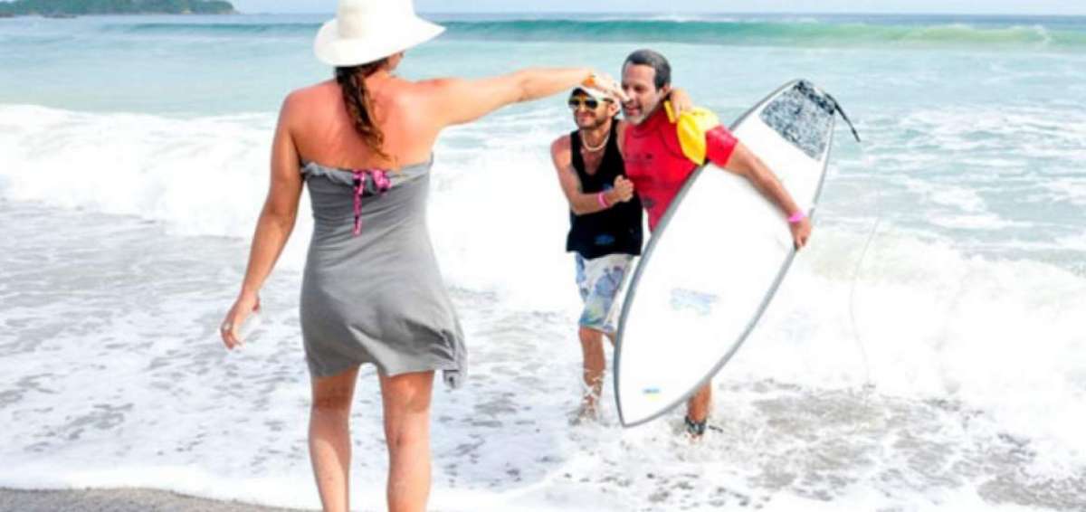 Aurelio Prieto, que porta la tabla de surf, era seleccionado en la categor&iacute;a m&aacute;ster.