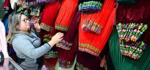 La pollera de la &ldquo;chola cuencana&rdquo; hace a&ntilde;os se confeccionaba con tela de bayeta, un material durable, pero por su alto costo va desapareciendo y es sustituido por otros textiles de menos valor.