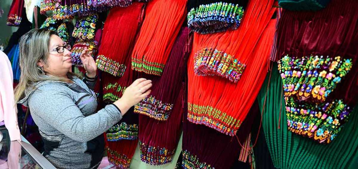 La pollera de la &ldquo;chola cuencana&rdquo; hace a&ntilde;os se confeccionaba con tela de bayeta, un material durable, pero por su alto costo va desapareciendo y es sustituido por otros textiles de menos valor.