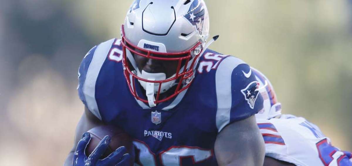 El jugador Sony Michel, de los Patriots, es embestido por Tre&rsquo;Davious White, durante la final de la Divisi&oacute;n Este de la Conferencia Americana.
