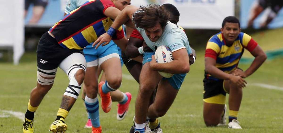 El uruguayo Santiago Civetta (c) disputa el bal&oacute;n con el colombiano John Urrutia, durante el clasificatorio disputado en Vi&ntilde;a del Mar, Chile. 
