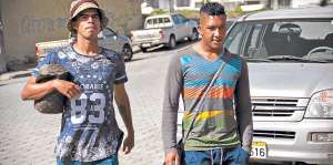 El zaguero Marlon Ganchozo (izq.) se moviliza en bus y luego a pie para llegar al complejo de Deportivo Quito. Foto: Foto: Mario Egas / El Tel&eacute;grafo