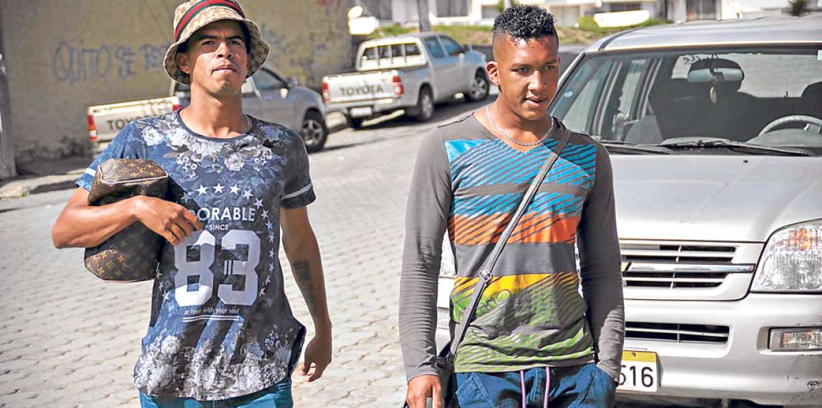 El zaguero Marlon Ganchozo (izq.) se moviliza en bus y luego a pie para llegar al complejo de Deportivo Quito. Foto: Foto: Mario Egas / El Tel&eacute;grafo
